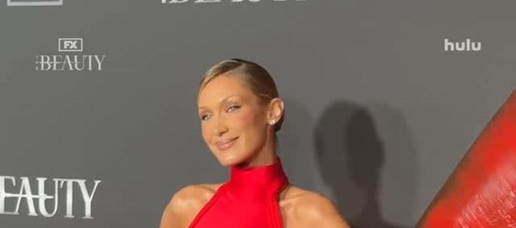 بيلا حديد بالأحمر من توقيع سكياباريللي في عرض The Beauty 