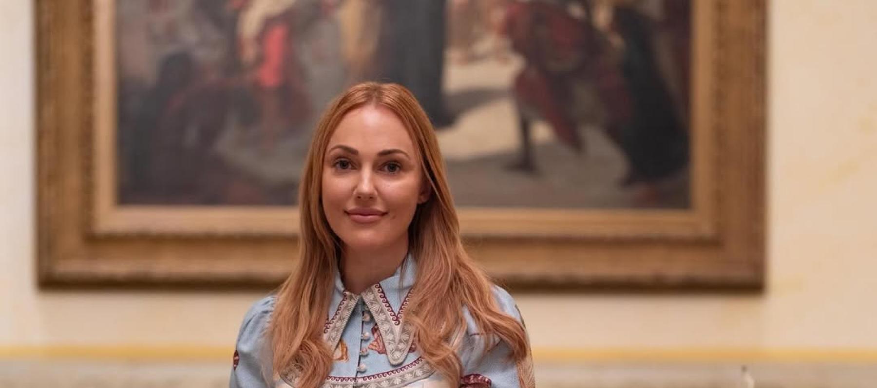 مريم أوزرلي بفستان Alemais ميدي مع تفاصيل فنية مرسومة - الصورة من انستغرام النجمة