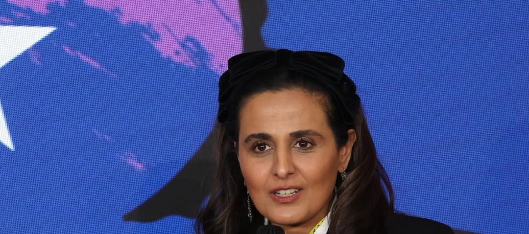 الشيخة المياسة بإطلالة عملية بالبليزر الأسود والوشاح