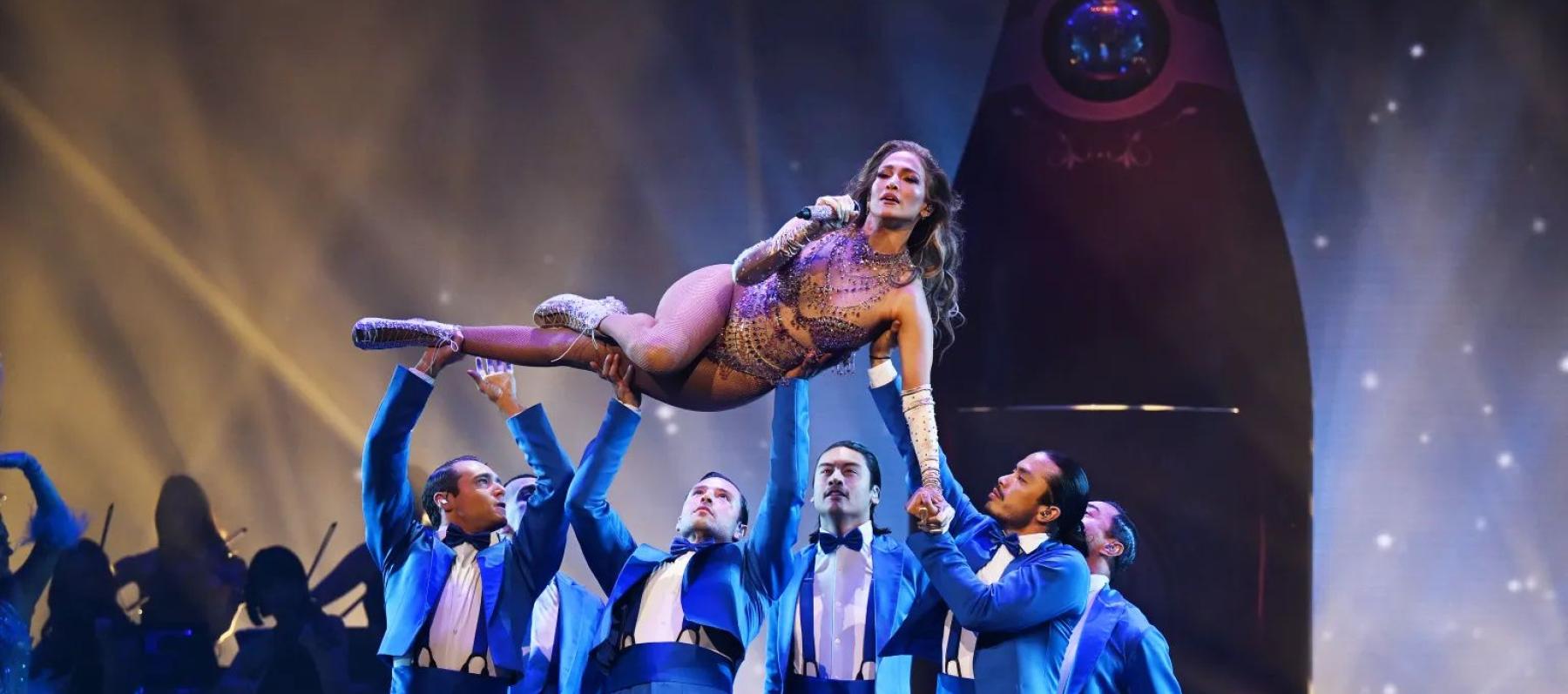 شربل زوي يصمّم إطلالة مسرحية تعكس قوة جنيفر لوبيز