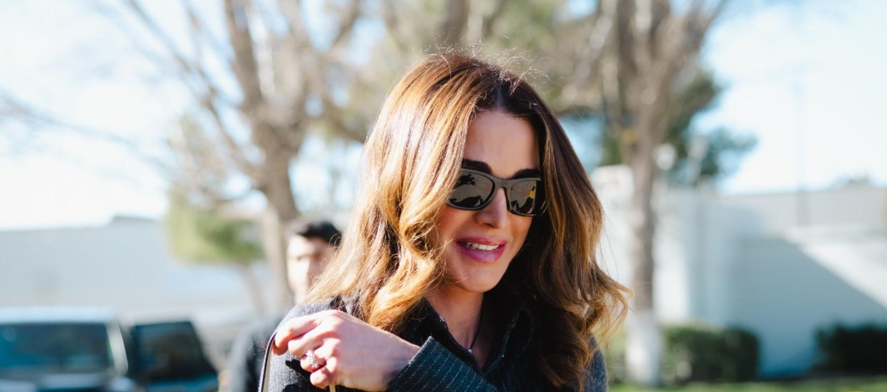 الملكة رانيا تختار فستان مقلم من ايزابيل ماران في السلط - الصورة ©️ Royal Hashemite Court