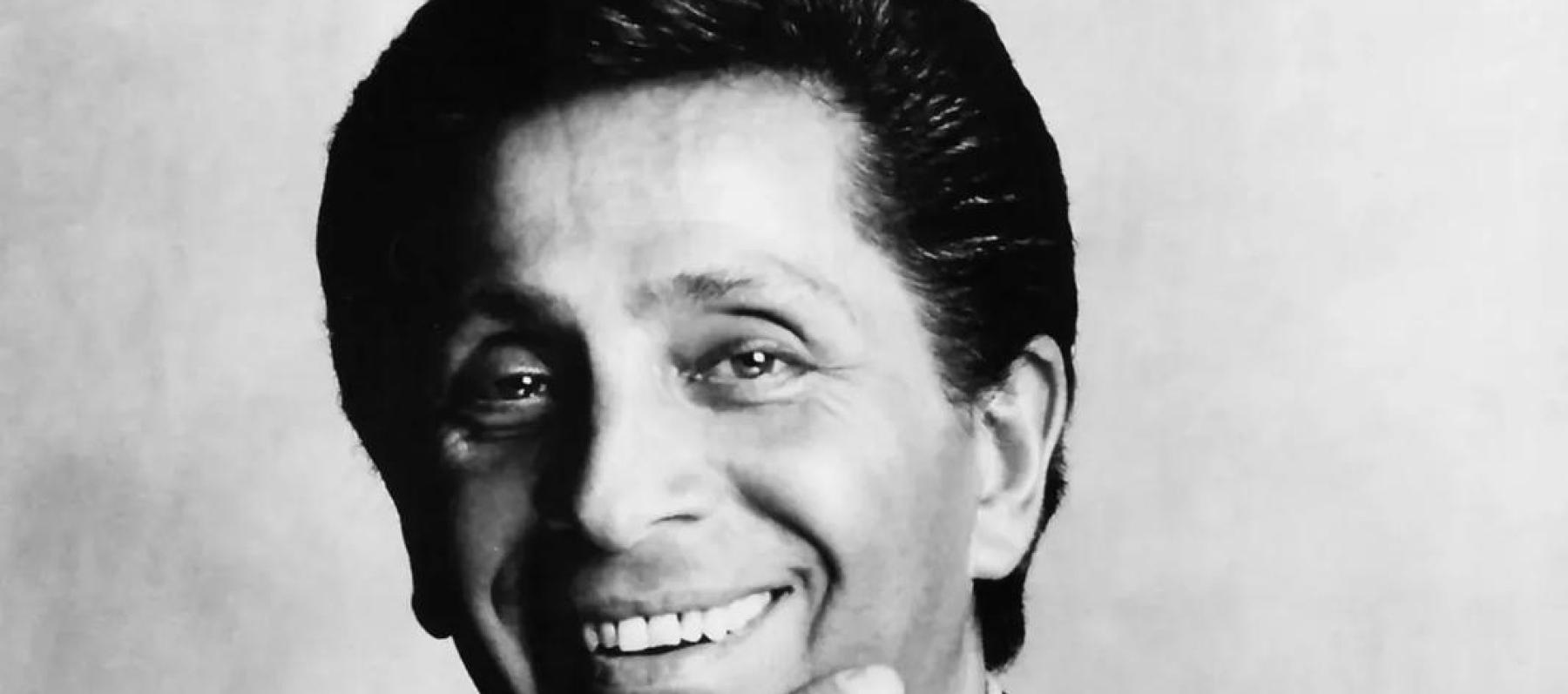 فالنتينو غارافاني يرسم Sketch - الصورة بعدسة Gianni Giansanti في عام 2000