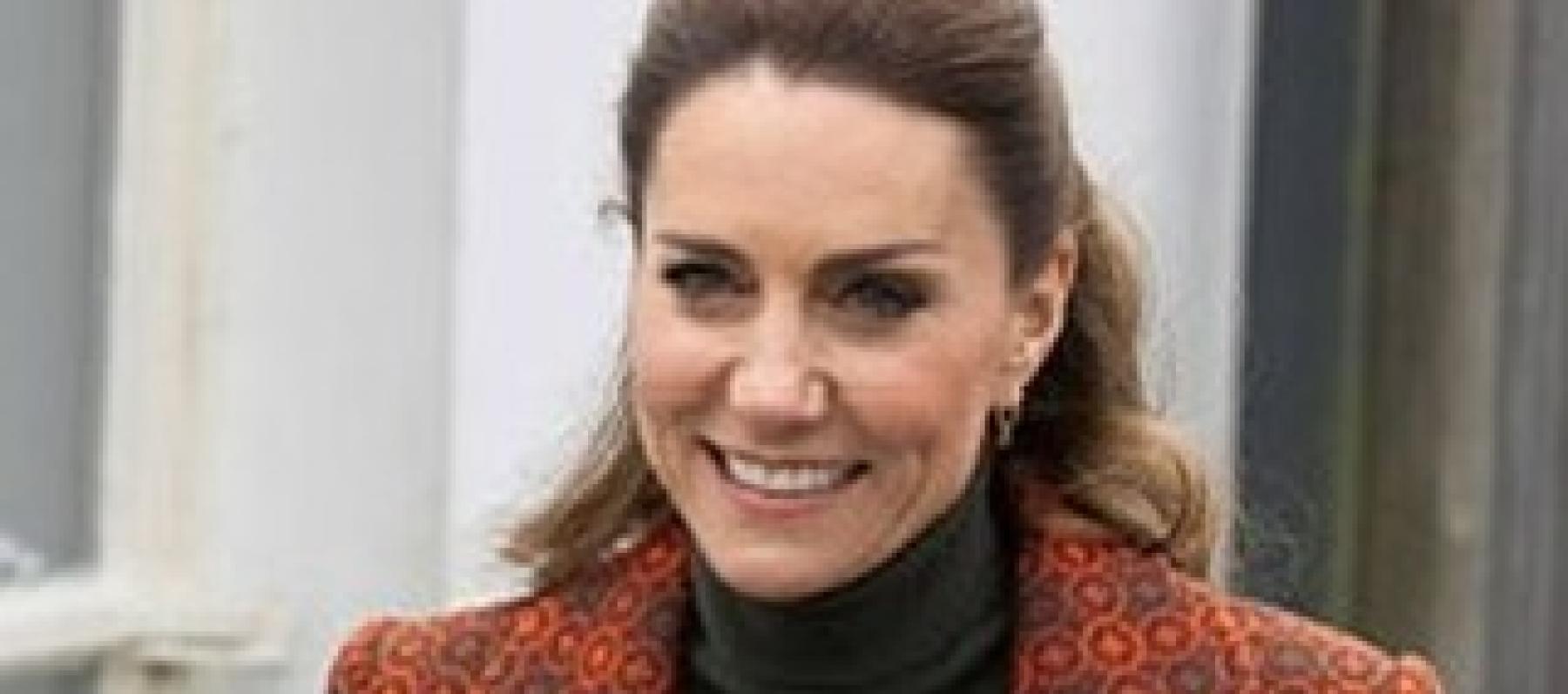   كيت ميدلتون بمعطف أحمر تاريخي تكريماً للحرف في Wales