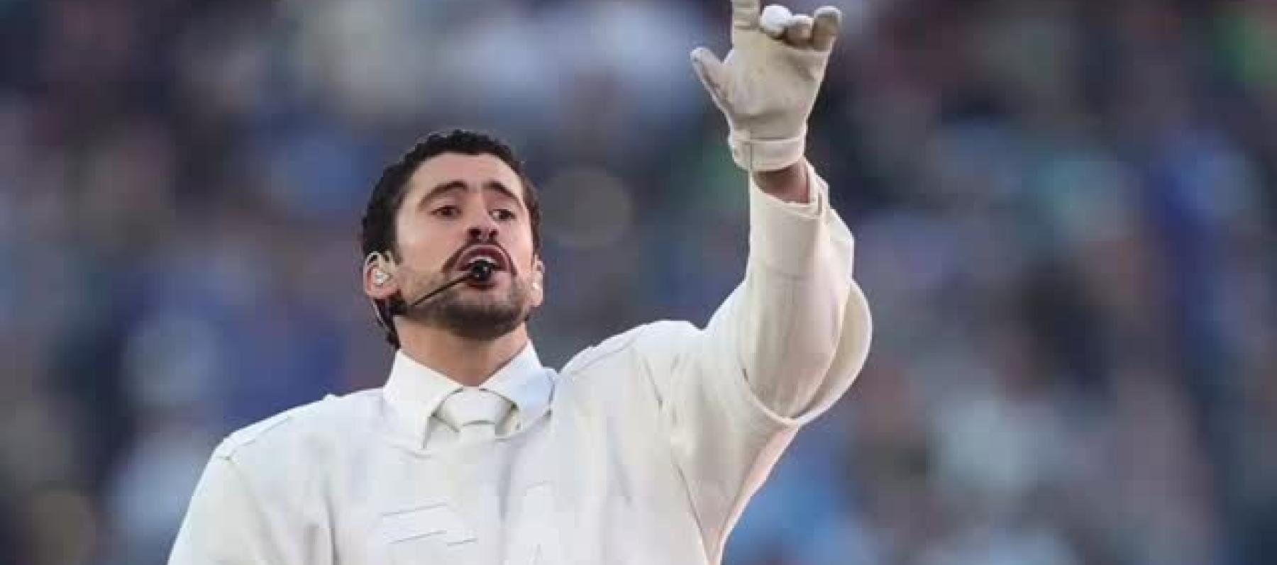 Bad Bunny بإطلالة أحادية اللون من Zara  وساعة أودمار بيغيه