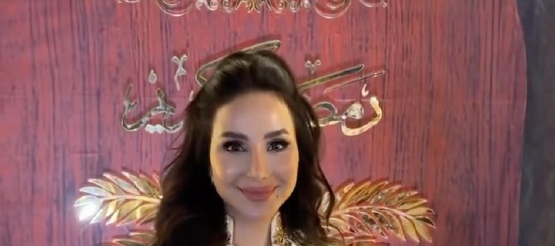 لجين عمران بقفطان أبيض مطرز بالذهبي في السحور الرمضاني 