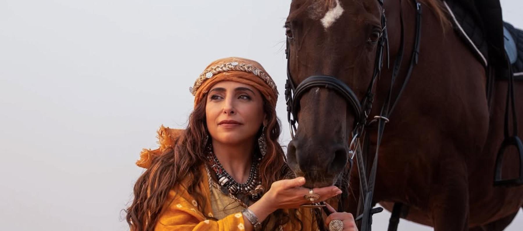 العبايات الملونة بأسلوب الشيخة بدور القاسمي. استوحي منها لرمضان 