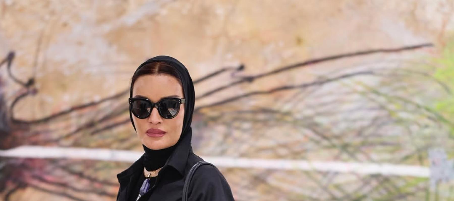 الشيخة موزا في آرت بازل قطر بعباية بأسلوب قميص وحقيبة Alaia 