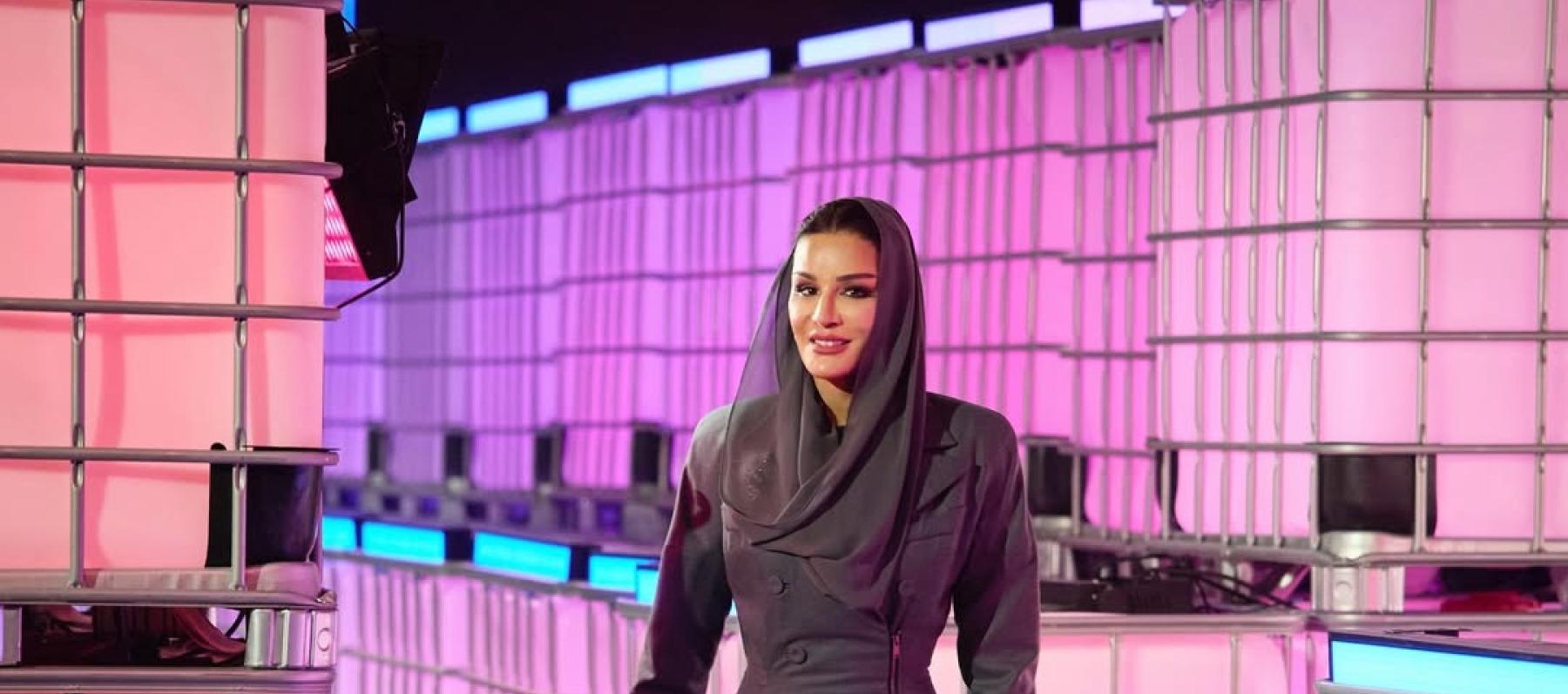 الشيخة موزا تعتمد عباءة بأسلوب المعطف في قمة الويب قطر