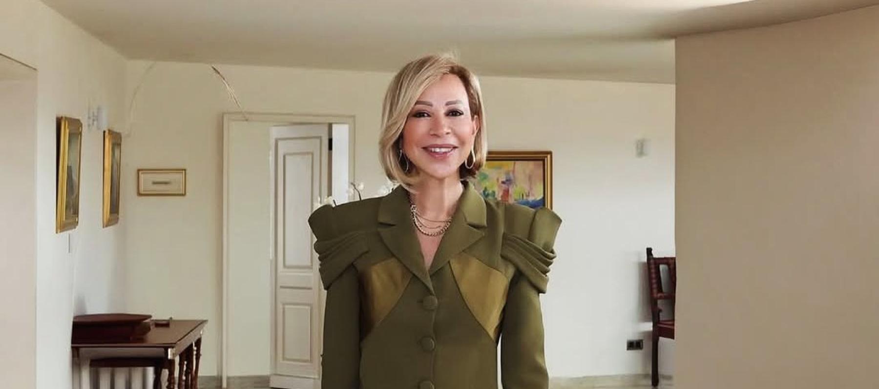 بدلة زيتية منحوتة… خيار نعمت عون من توقيع داليدا عياش 