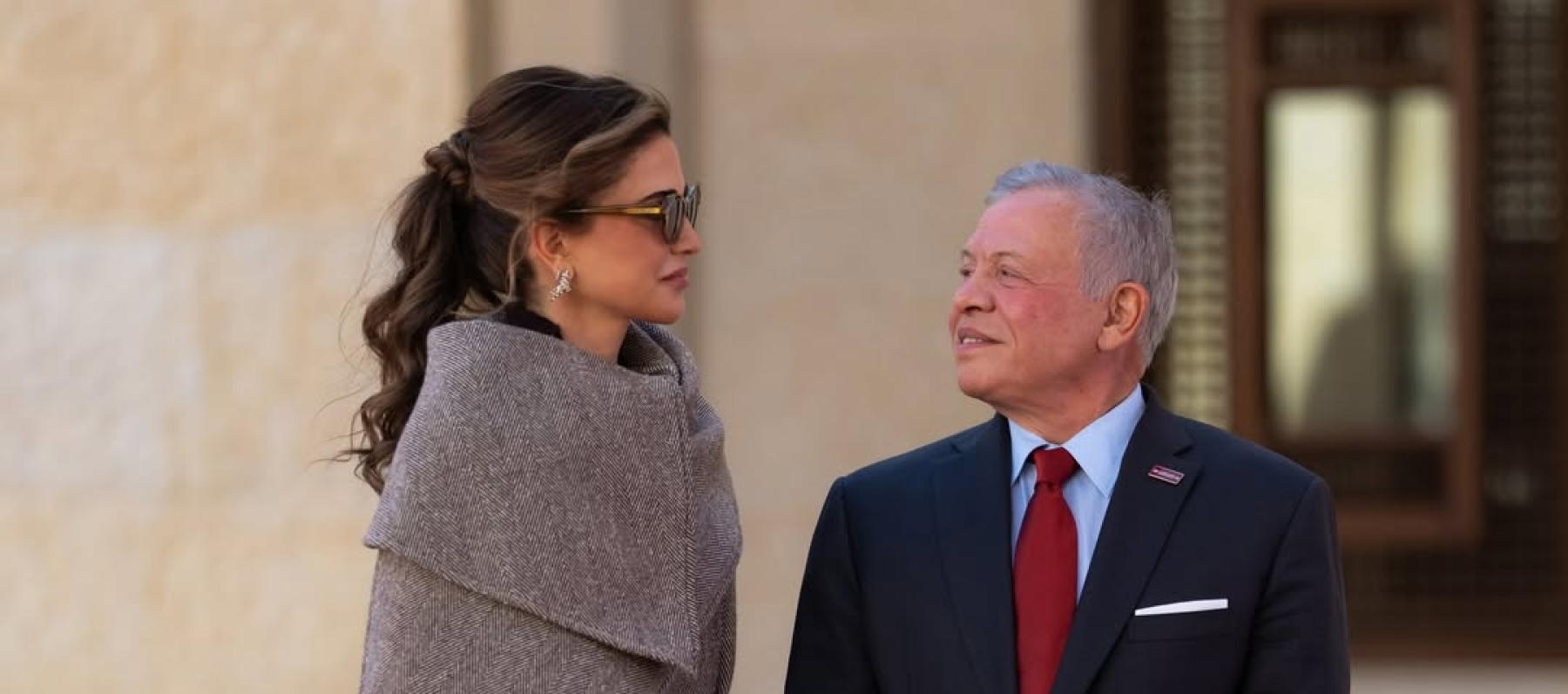 صيحة المعطف الـ Wrapped تبرز في إطلالة الملكة رانيا الرسمية