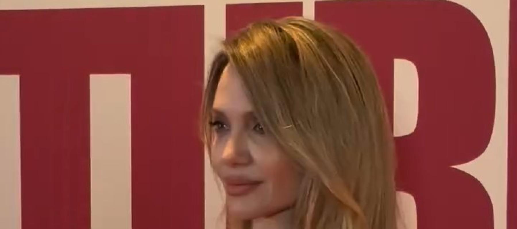 أنجلينا جولي بفستان جيفنشي في عرض Couture بباريس