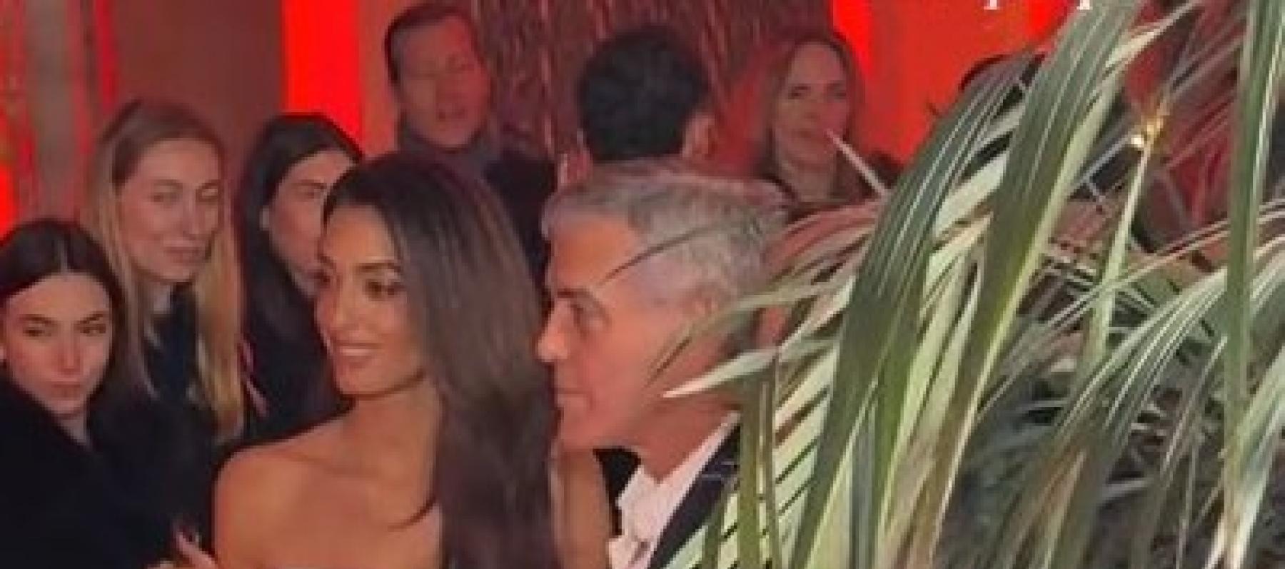 أمل كلوني بفستان أسود Sweetheart وجورج كلوني بأسلوب متناسق