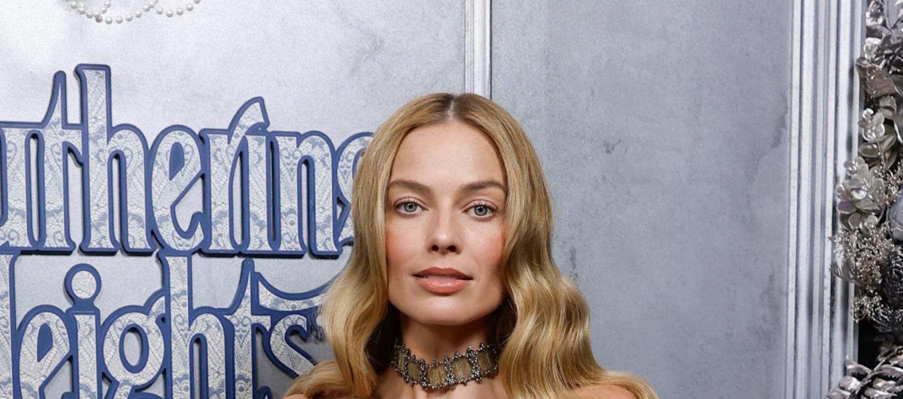 مارغو روبي بإطلالة مستوحاة من الكورسيه الفيكتوري من محمد آشي - الصورة من العلامة