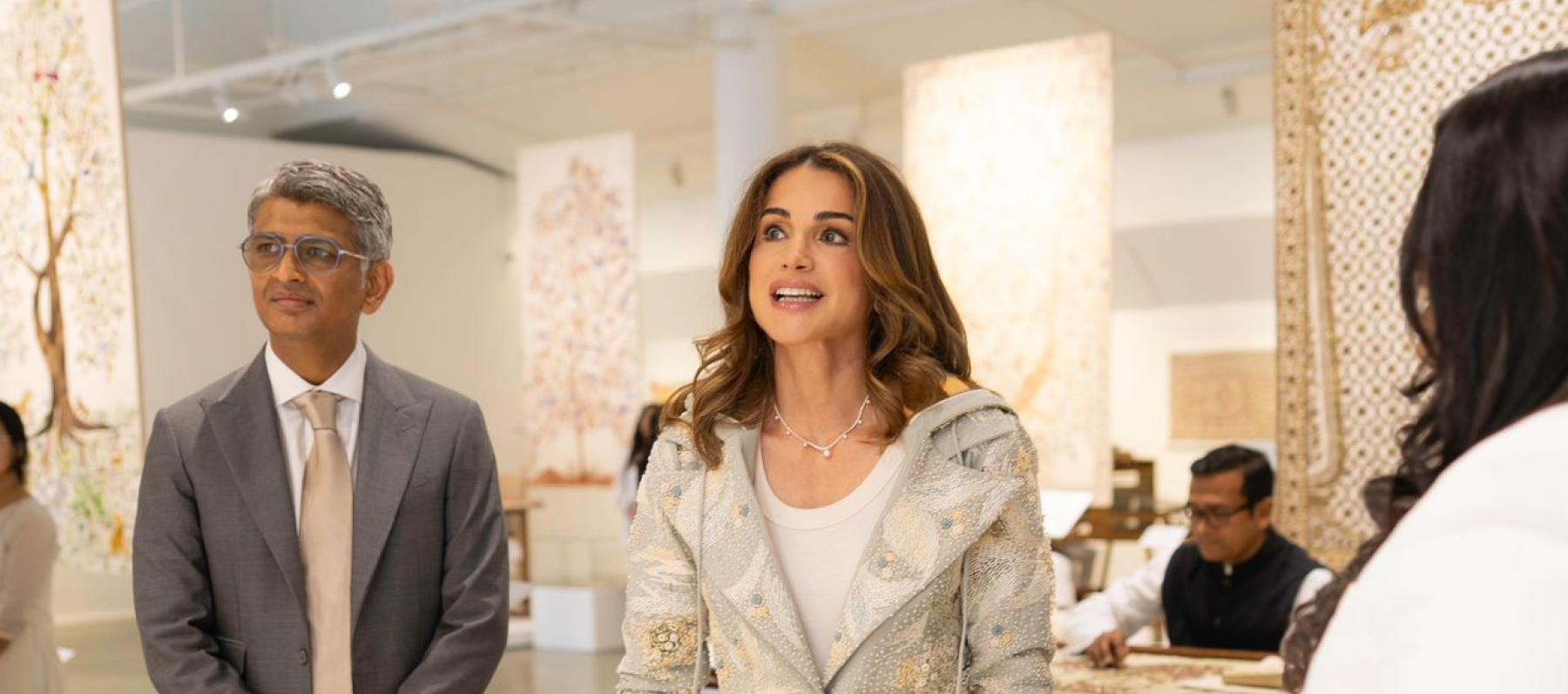 الملكة رانيا تختار البليزر المطرّز في زيارة ثقافية في مومباي