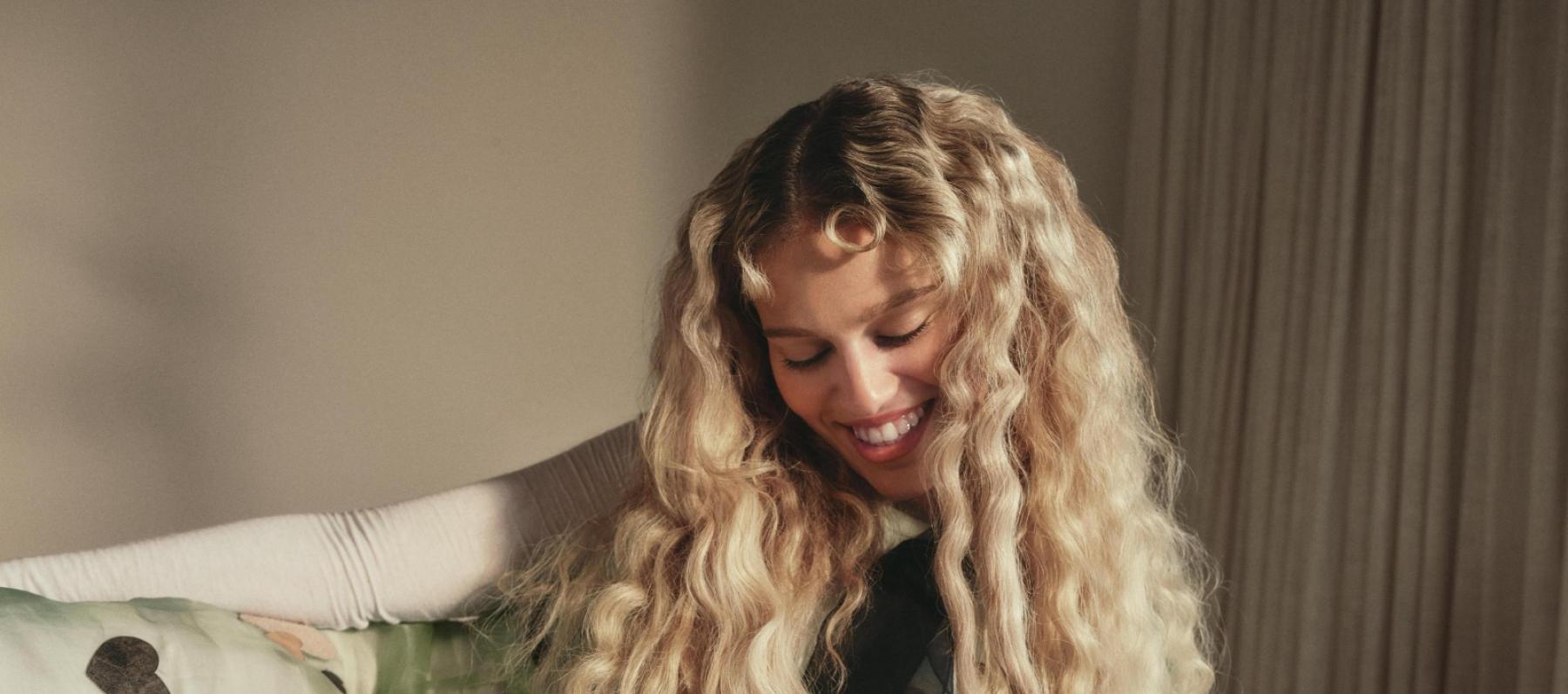 إليانا في حملة ربيع 2026 من  كوتش التي تحتفي بالهوية 