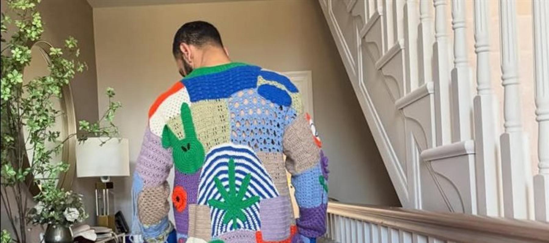 محمد صلاح يلفت الأنظار بكنزة كروشيه بسعر 80 ألف جنيه