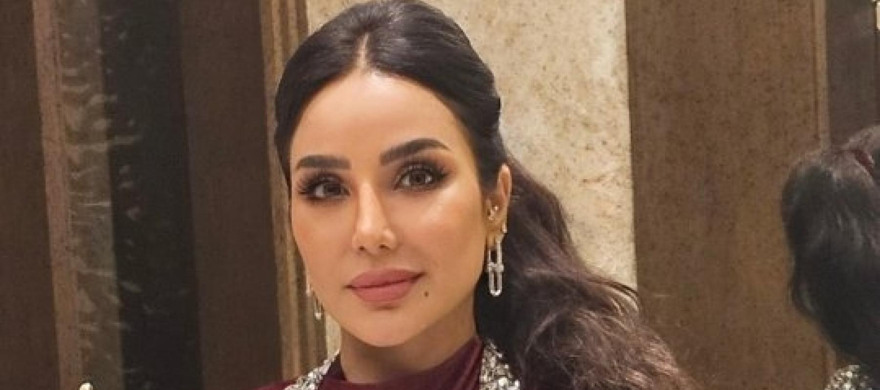 قفطان أحمر مخملي بتفاصيل مطرزة يبرز أناقة لجين عمران