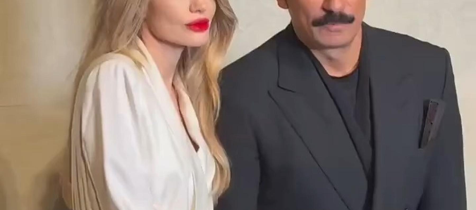 أنجلينا جولي بفستان أبيض وشفاه حمراء جريئة بتوقيع توم فورد