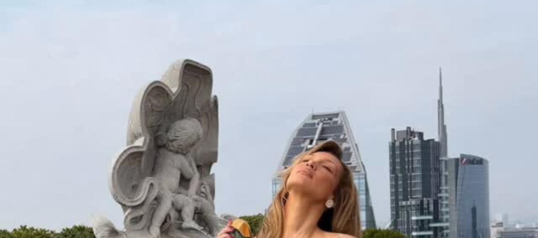 بيلا حديد بفستان أرشيفي من ديور بتوقيع جون غاليانو 