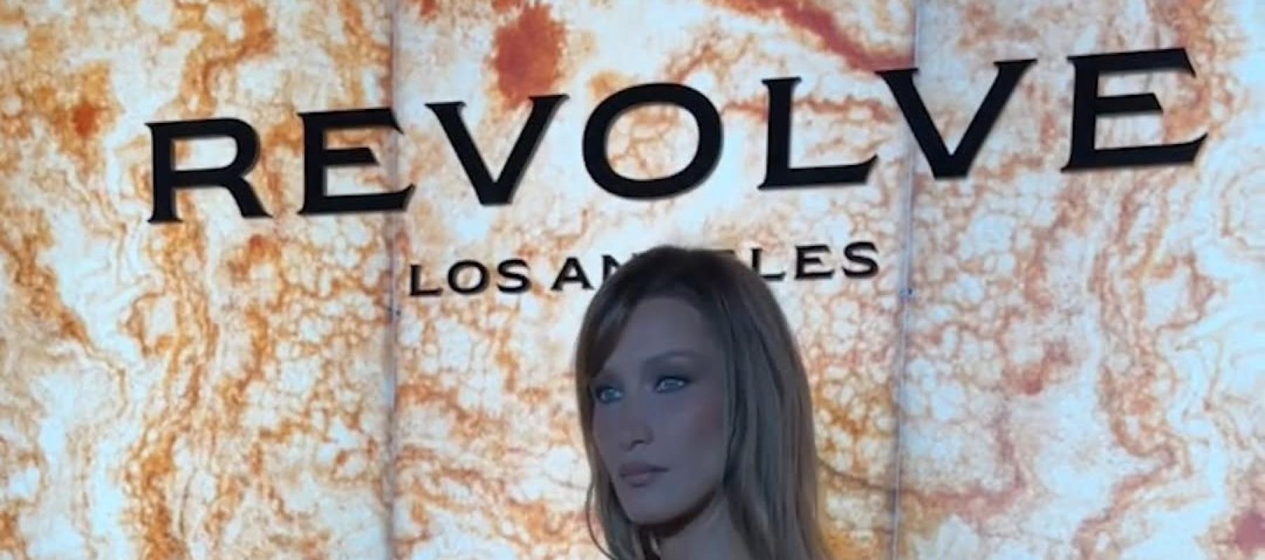 بيلا حديد تختار صيحة بنطال الكابري مع الدانتيل والجلد 