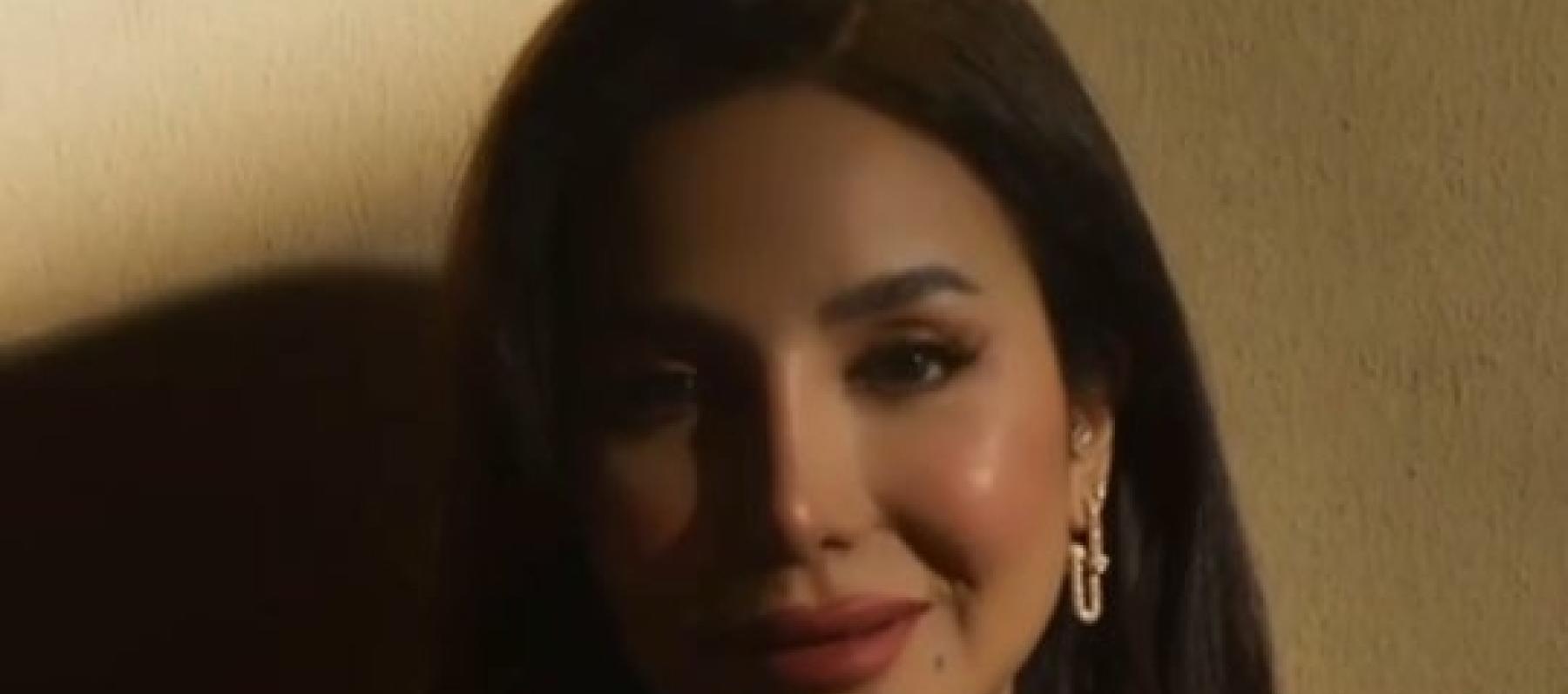 أناقة لجين عمران بالعباية السوداء ومجوهرات تيفاني أند كو. 