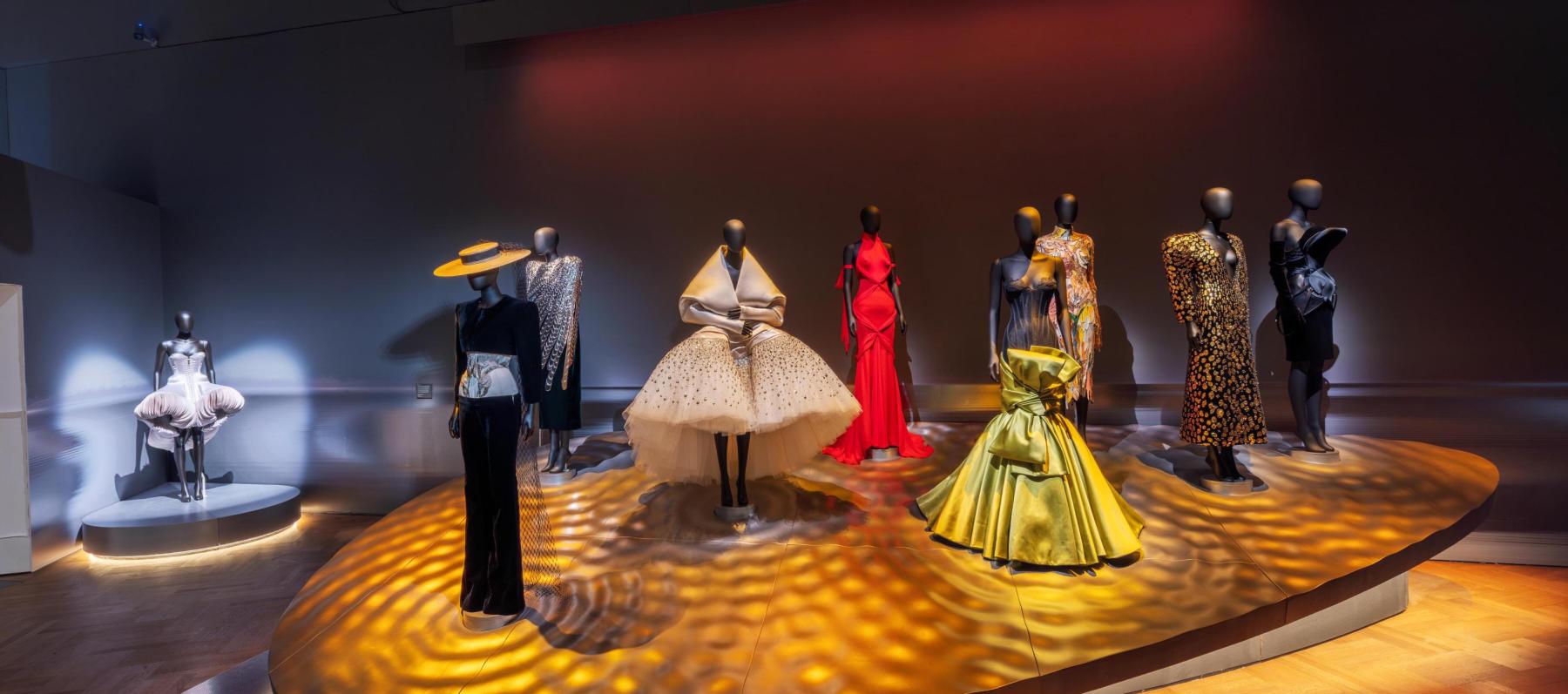 معرض استثنائي يحتفي بإرث سكياباريللي في لندن