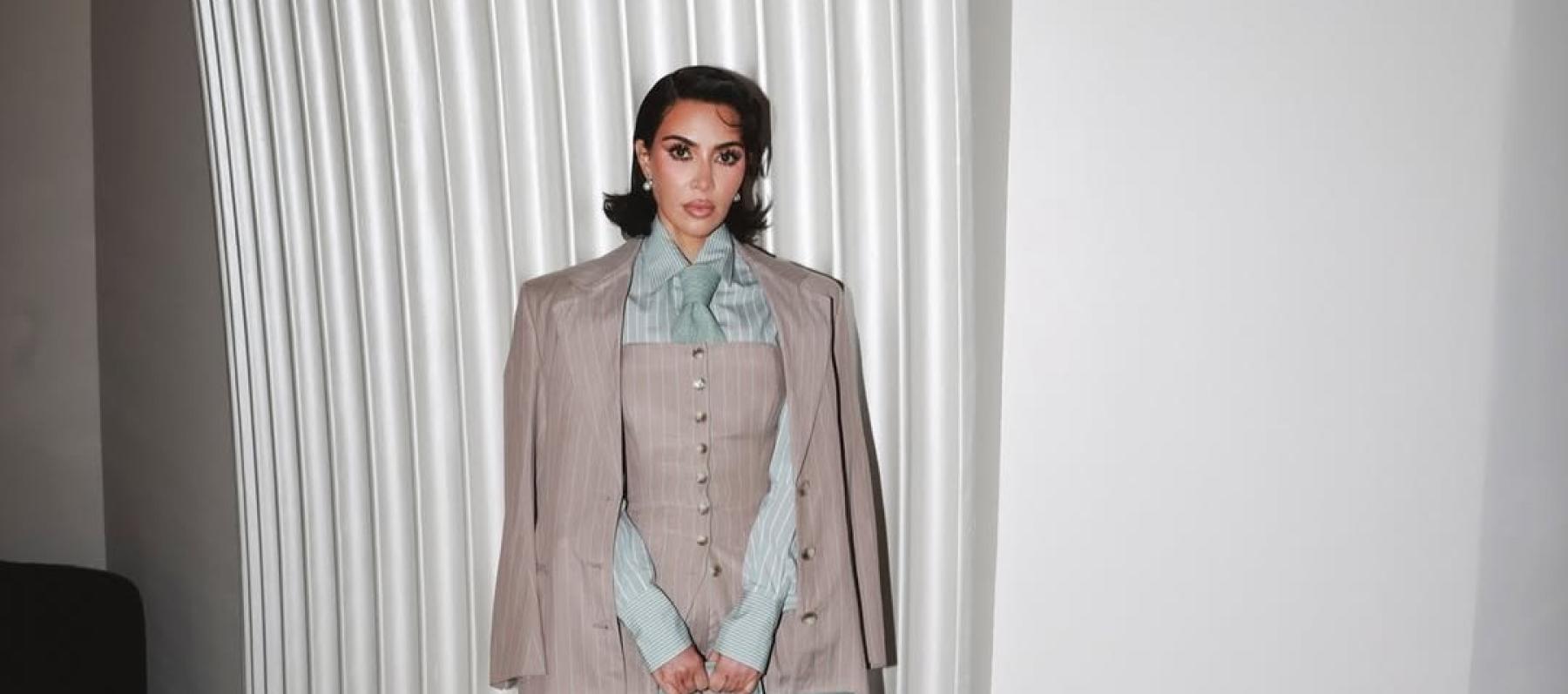 كيم كاردشيان تطرح أزياءها في مزاد لدعم النساء قانونياً