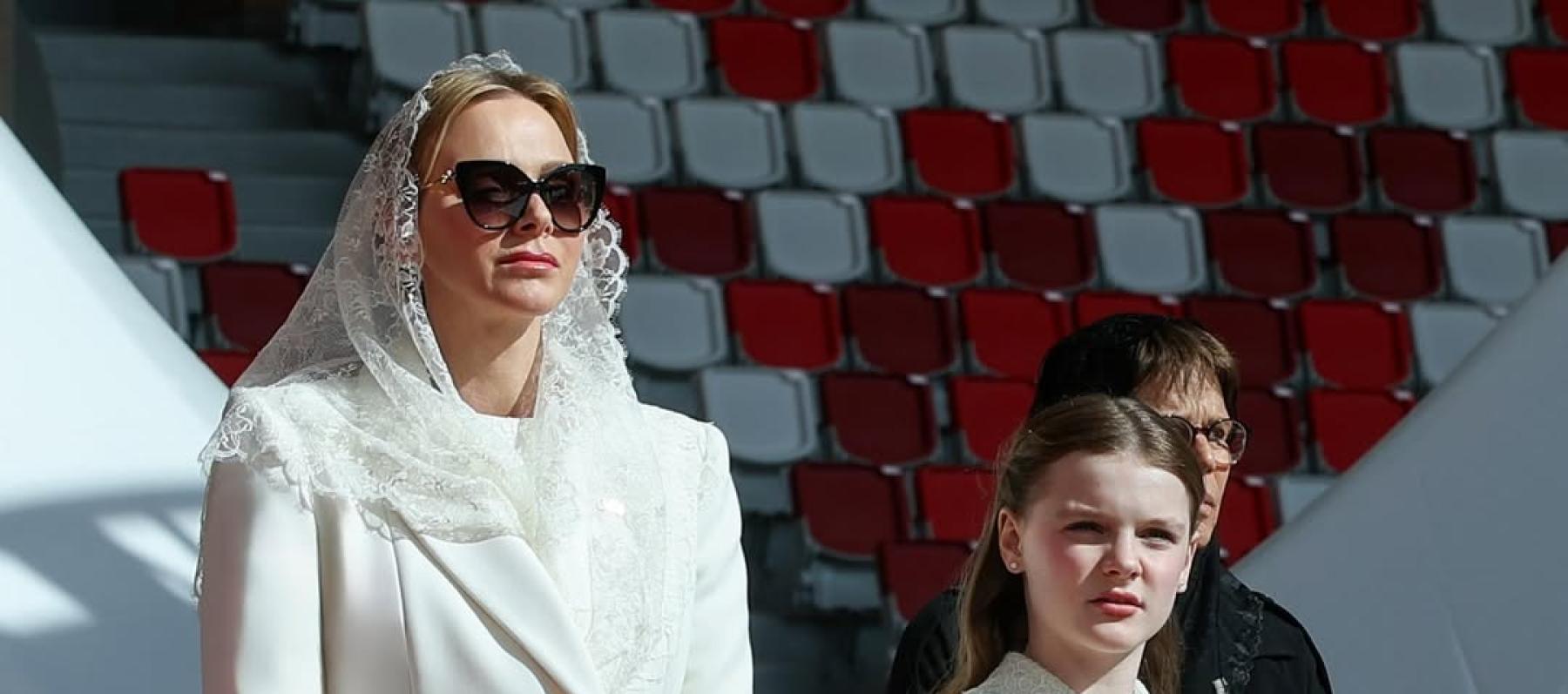 الأميرة شارلين وابنتها غابرييلا تتألقان بالأبيض من ايلي صعب