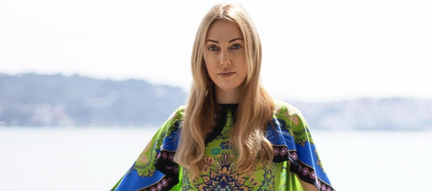 مريم أوزرلي بإطلالة ربيعية بالأخضر المنقش من La DoubleJ - الصورة من انستغرام مريم أوزرلي