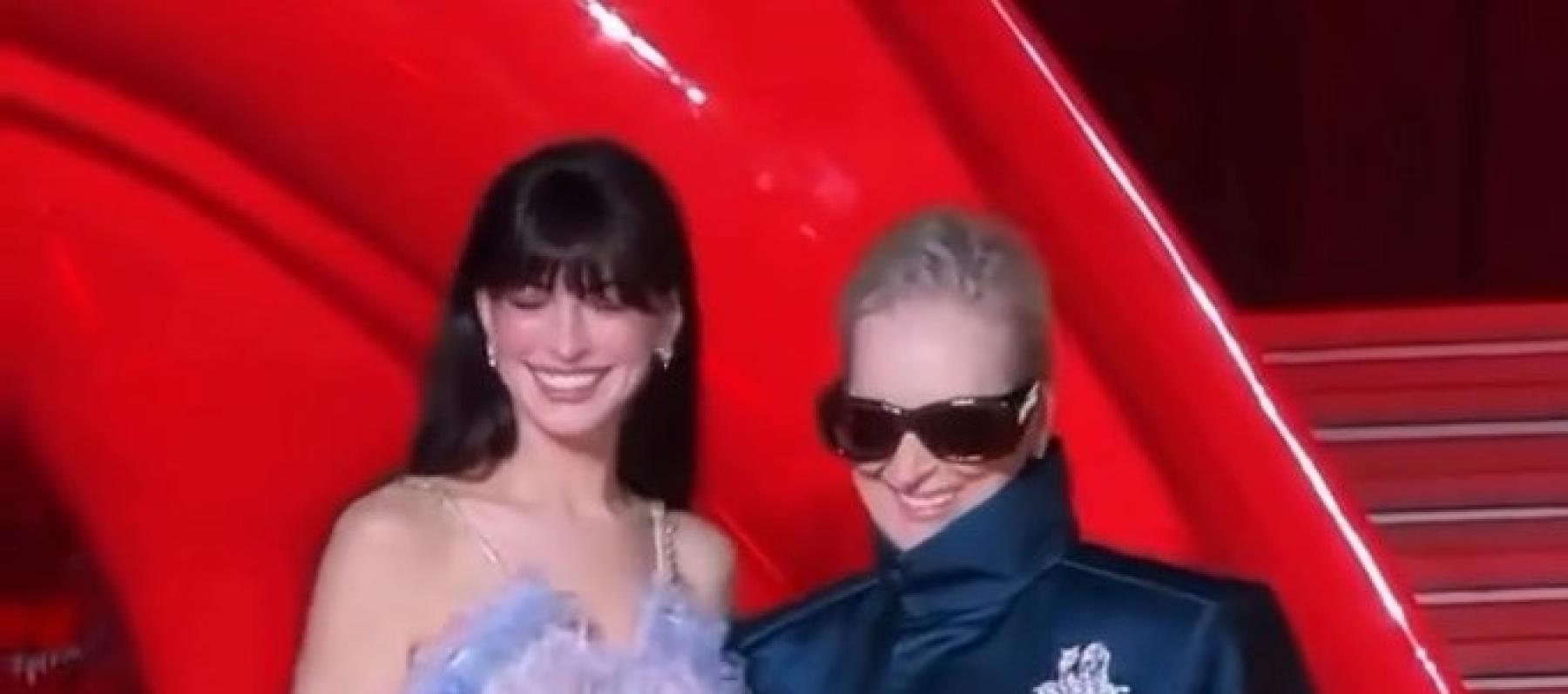 آن هاثاواي وميريل ستريب بأزياء برموز خاصة في شنغهاي 