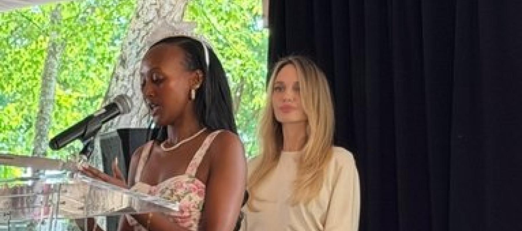 أنجلينا جولي وزهرة - صورة من أكس