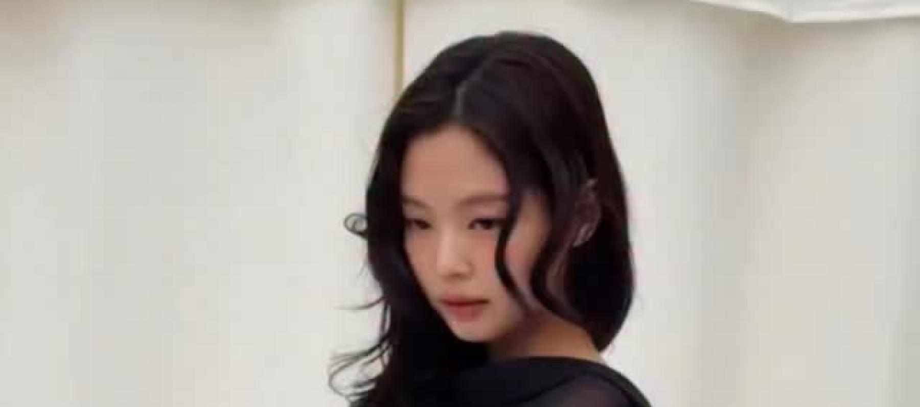 جيني بإطلالة أنثوية يتخللها الشيفون في سيول