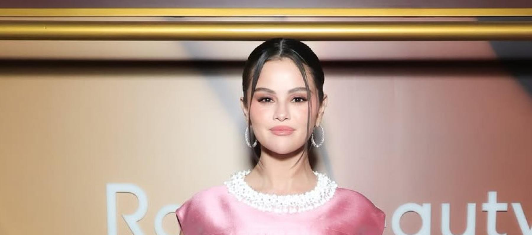 فستان سيلينا غوميز من برادا بتصميم ذكي ومجوهرات مدمجة 