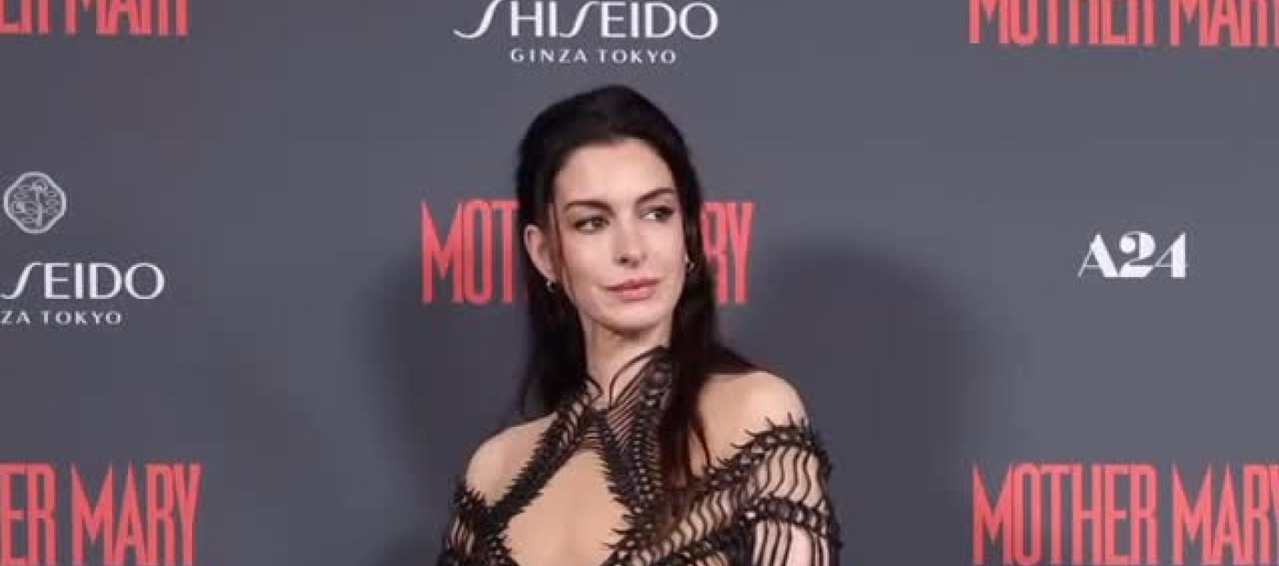 آن هاثاواي بإطلالة درامية قوطية في عرض Mother Mary 