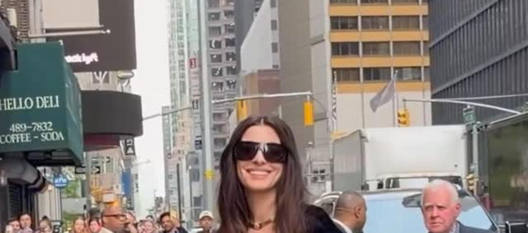 آن هاثاواي باطلالة من أرشيف فرساتشي ومجوهرات بولغاري