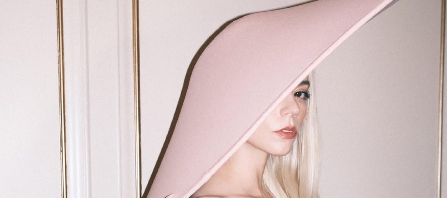 آنيا تايلور-جوي بإطلالة مخصصة من Jacquemus في طوكيو - الصورة من أنستغرام آنيا تايلور - جوي 