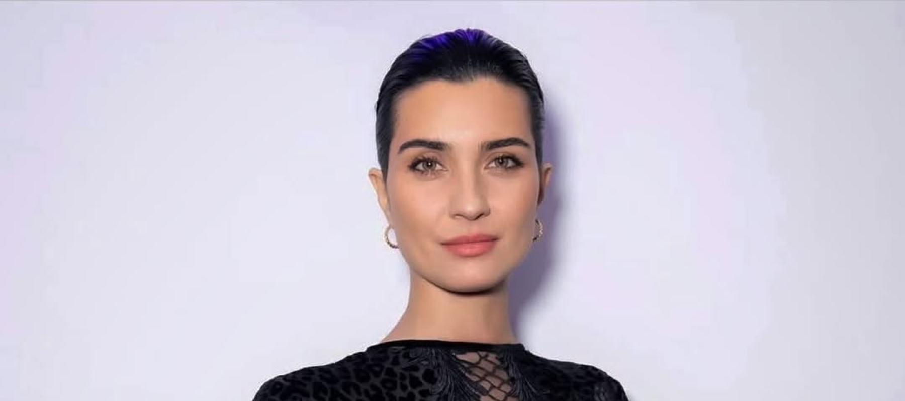  توبا بيوكستون بالفستان الأسود بتفاصيل المخمل والدانتيل