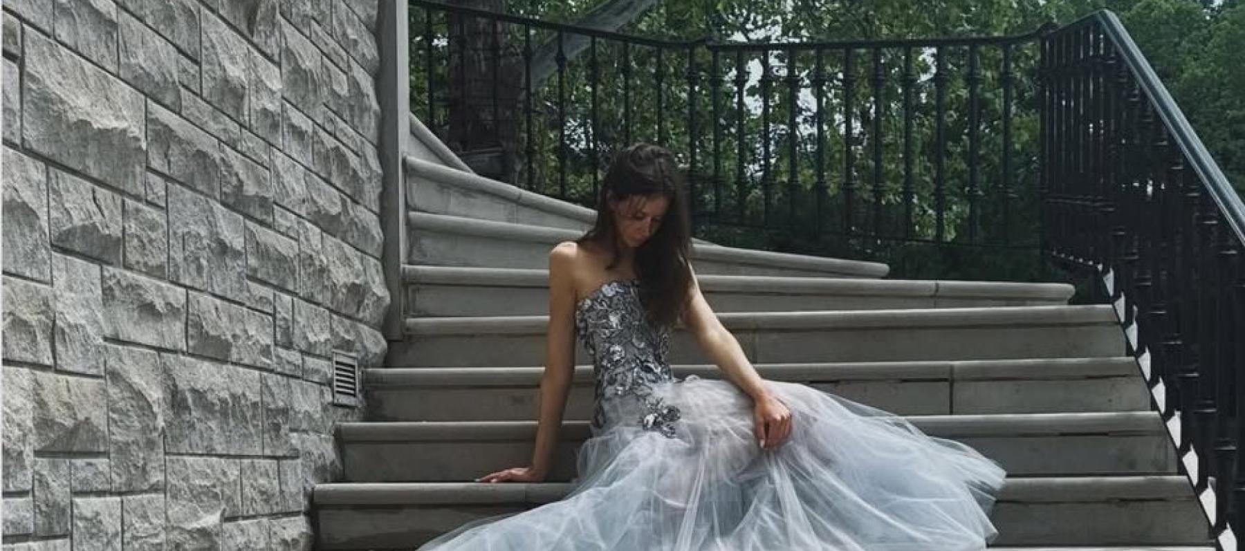 فستان فضي لامع… إطلالة ساندي روز في حفل تخرجها المدرسي