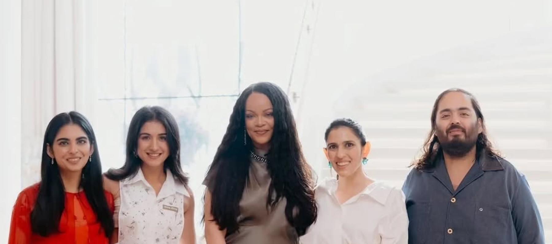 ريهانا وايشا أمباني باطلالات لافتة في ضيافة العائلة 