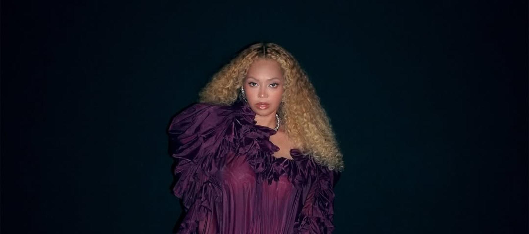 بيونسيه بفستان بنفسجي بقصة الكشاكش من سان لوران 