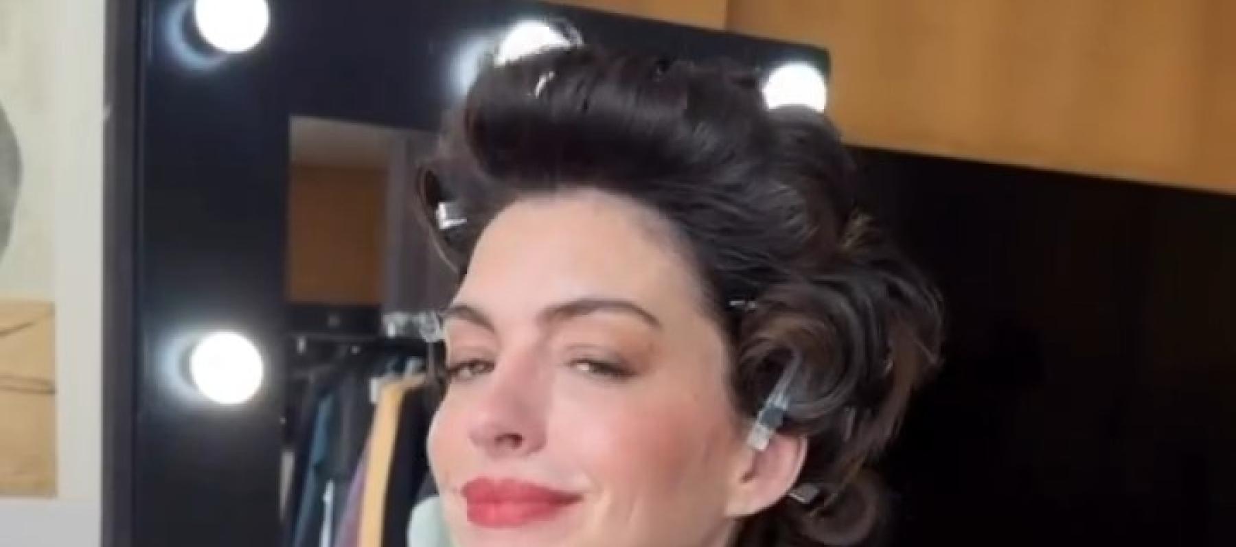 ما قصة تي-شيرت آن هاثاوي باللون الأزرق Cerulean؟ - الصورة من انستغرام  Ashley Afriyie