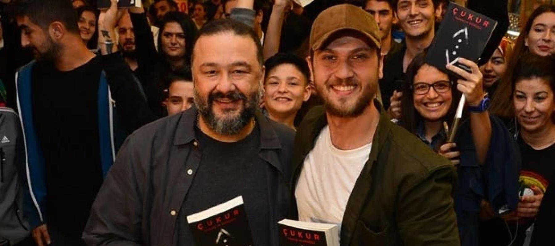 جوكهان هورزوم مع أركان كولشاك كوستنديل أحد نجوم مسلسل الحفرة