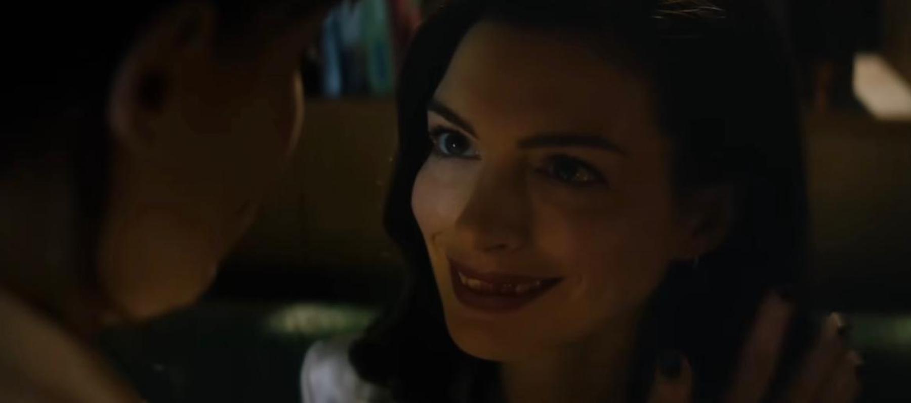 آن هاثاواي تطارد داكوتا جونسون في تريلر فيلم Verity