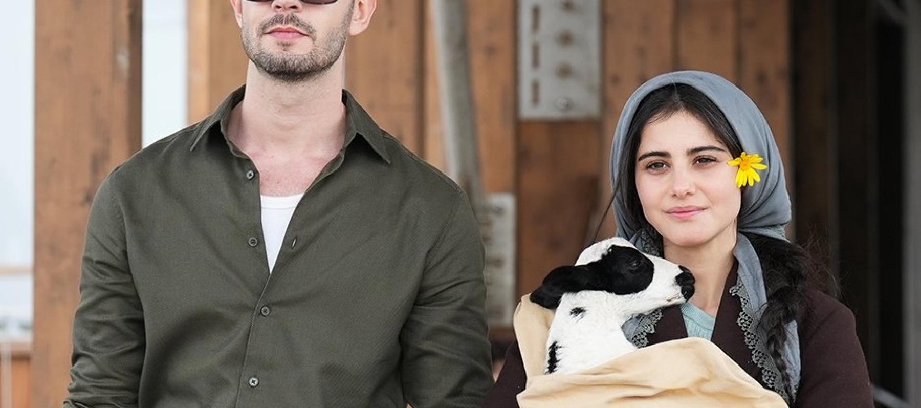 صورة من كواليس مسلسل "أنت من أحببت" مع الخروف