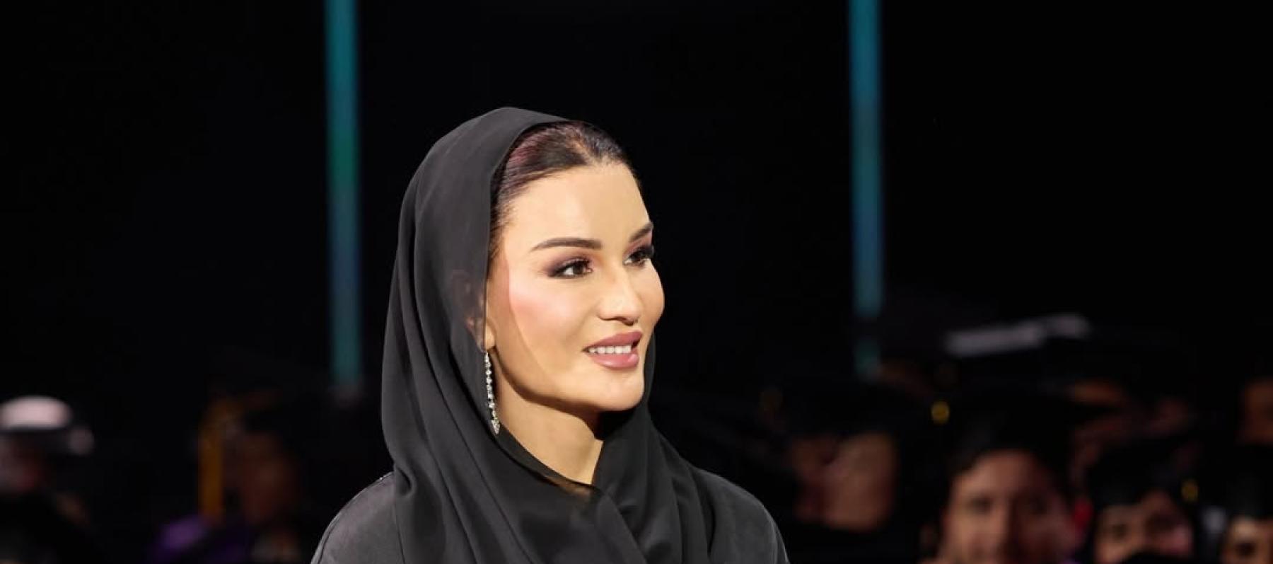 إطلالة أنيقة للشيخة موزا بعباءة سوداء مقلمة وبتطريزات ناعمة