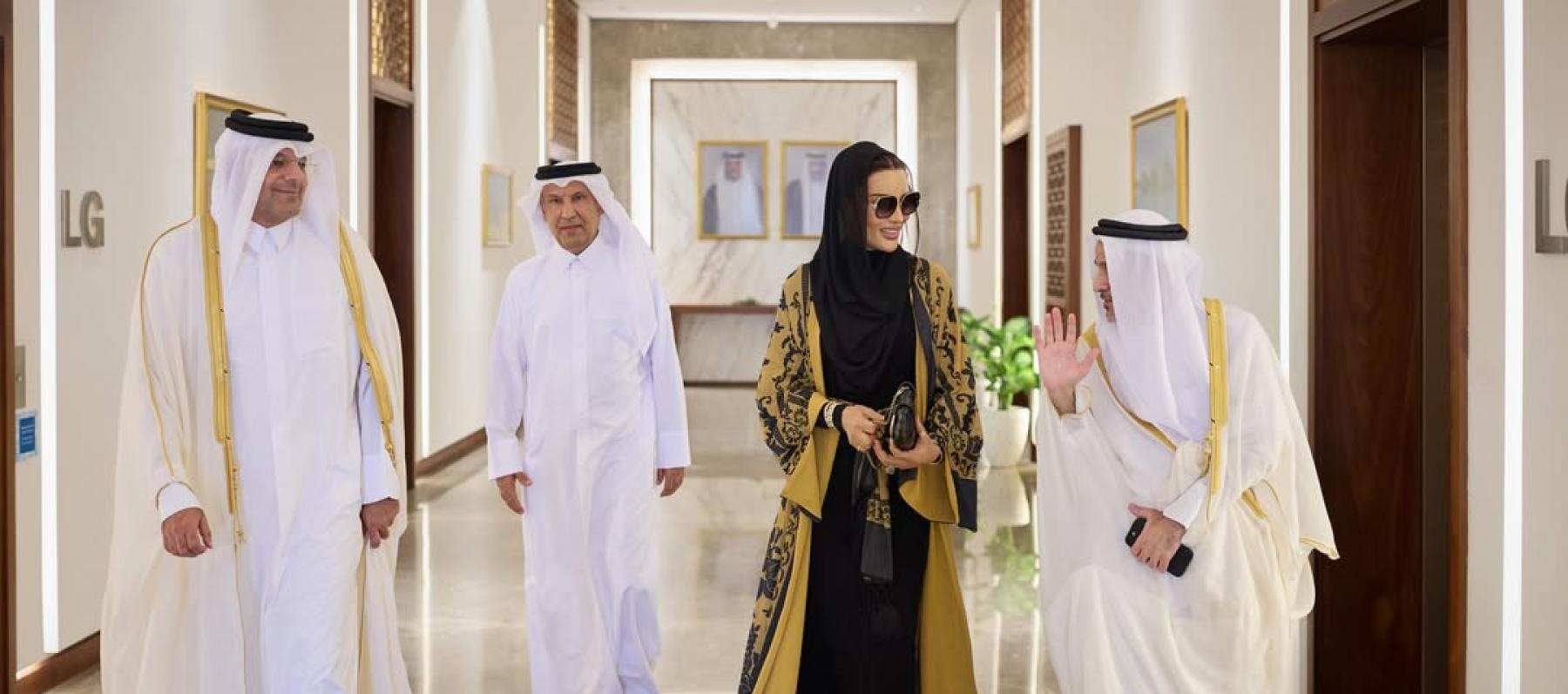 الشيخة موزا تتألق بعباية صفراء منقشة بأسلوب ملكي راقٍ