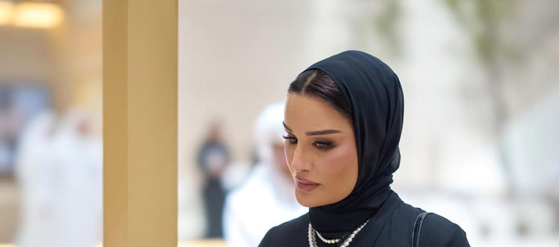 العباية السوداء ومجوهرات التوركواز واللؤلؤ في إطلالة الشيخة موزا 