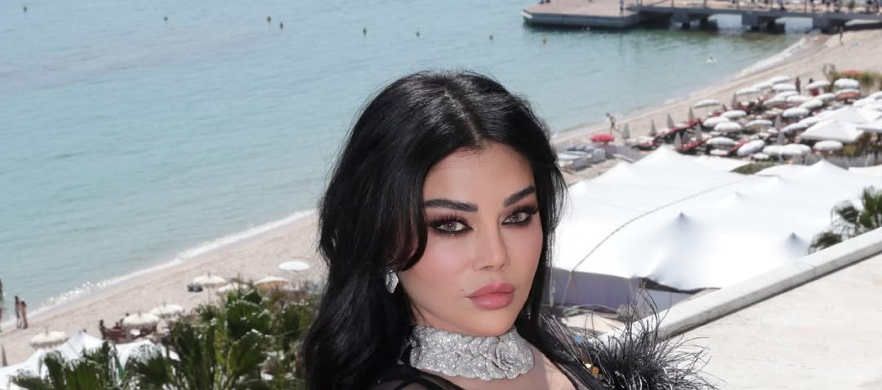 هيفاء وهبي في كان بإطلالة شفافة من الريش من غوتشي