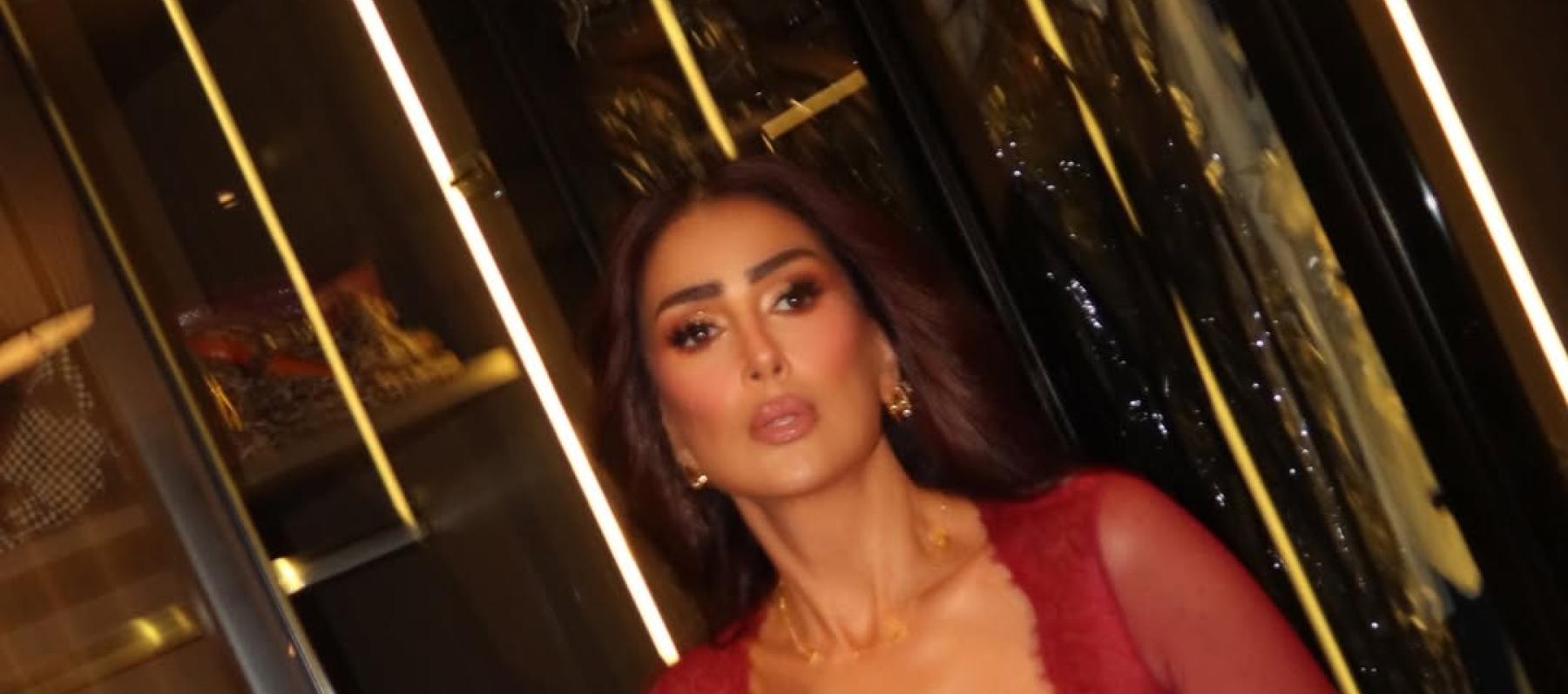 غادة عبد الرازق تتألق بإطلالة جريئة تجمع الكورسيه والجينز 