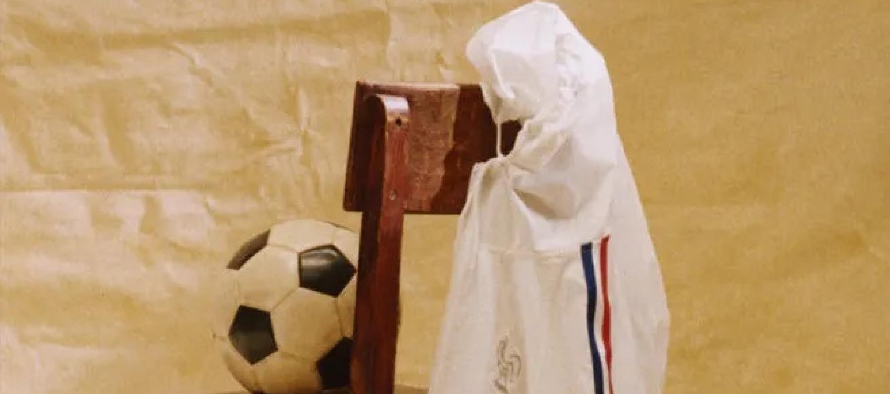 5  تعاونات موضة مستوحاة من كأس العالم يجب معرفتها هذا الموسم - الصورة من تعاون Jacquemus × Nike ×  الاتحاد الفرنسي لكرة القدم